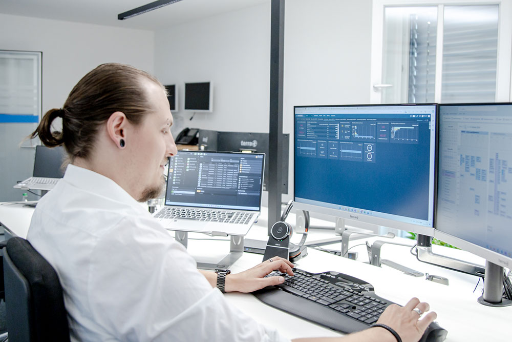 Jansen IT Mitarbeiter am Arbeitsplatz