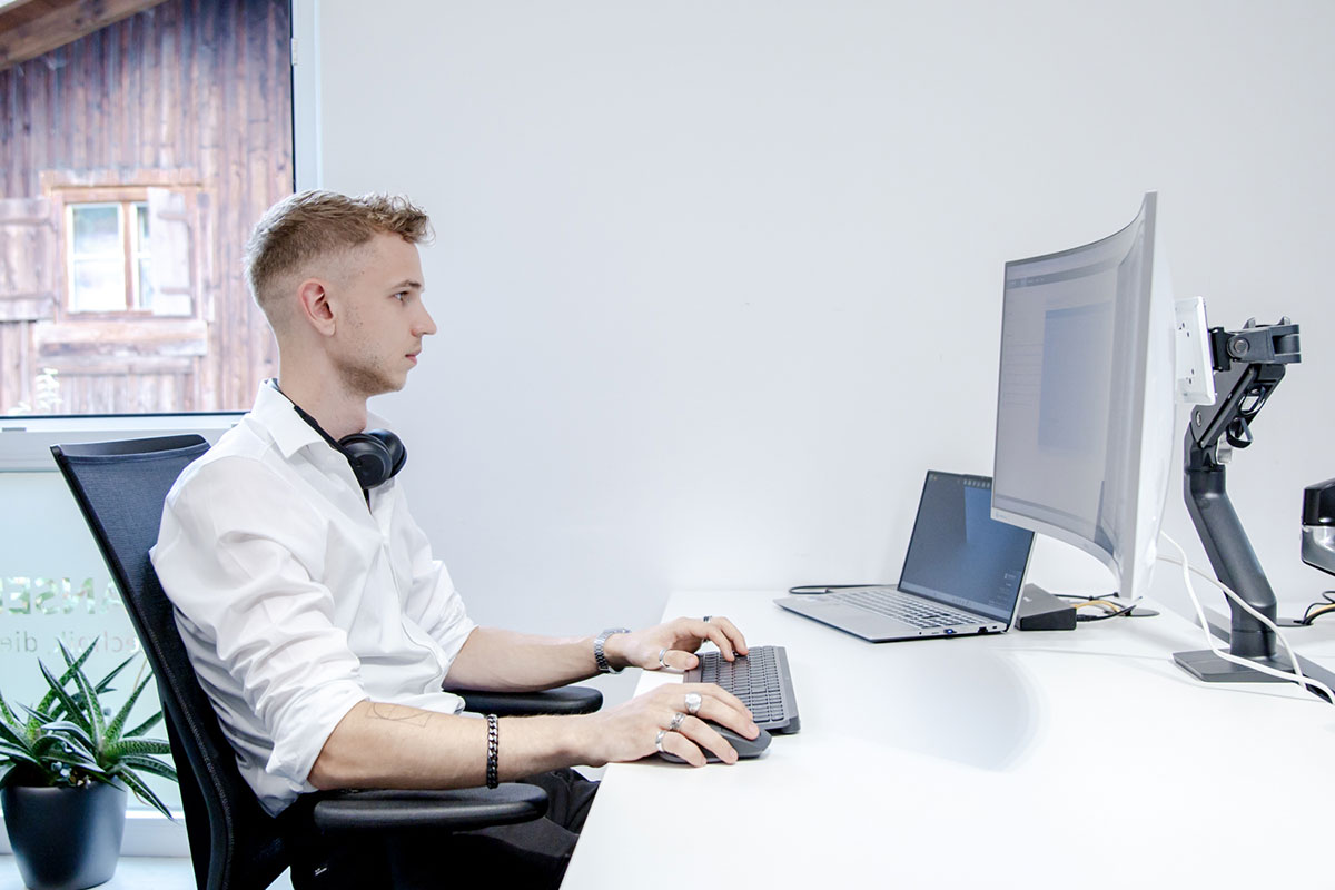 Jansen IT Mitarbeiter am Arbeitsplatz