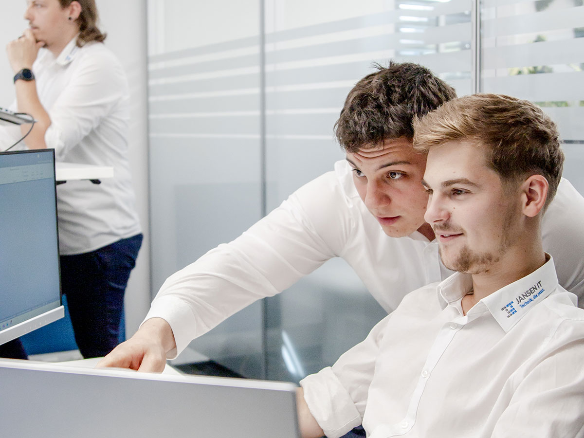 Jansen IT Mitarbeiter am Arbeitsplatz