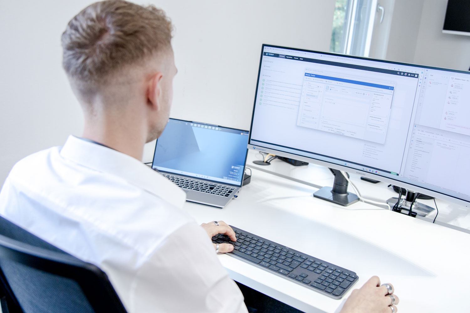 Jansen IT Mitarbeiter am Arbeitsplatz