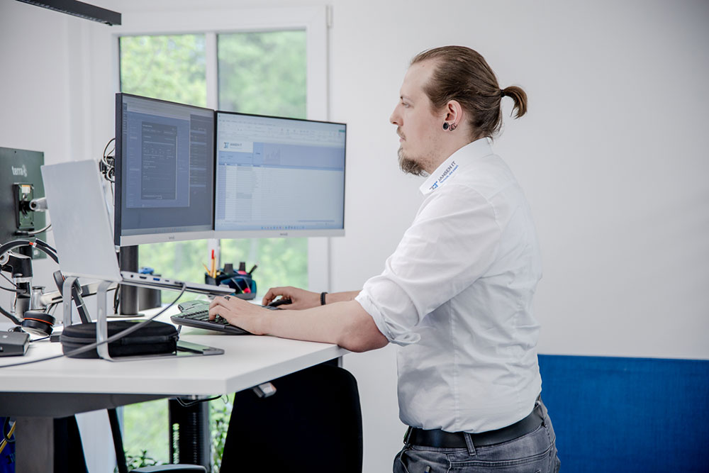 Jansen IT Mitarbeiter am Arbeitsplatz