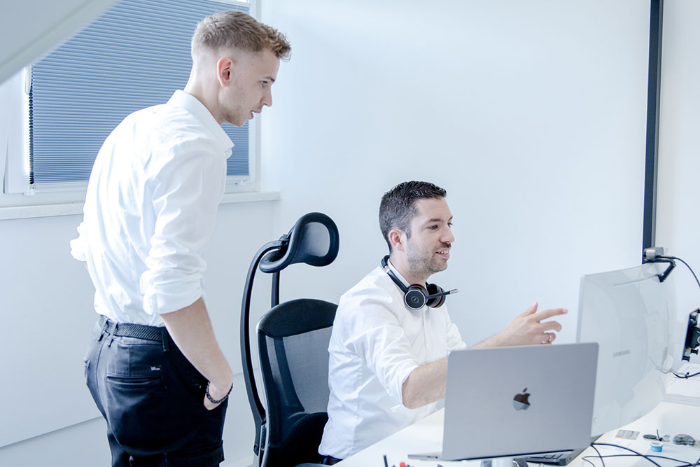 Jansen IT Mitarbeiter am Arbeitsplatz