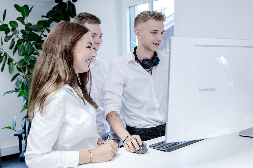 Jansen IT Mitarbeiter am Arbeitsplatz