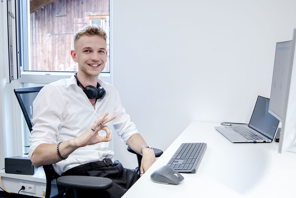 Jansen IT Mitarbeiter am Arbeitsplatz