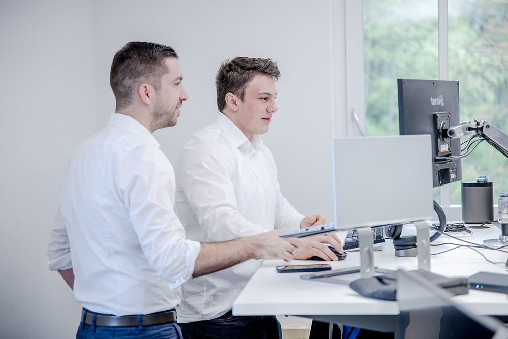 Jansen IT Mitarbeiter am Arbeitsplatz