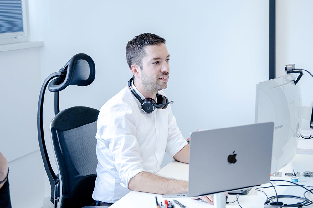 Danny Jansen am Schreibtisch