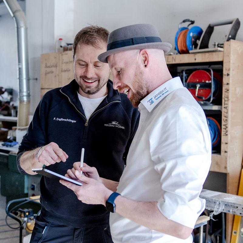 Jansen IT Mitarbeiter im Gespräch mit Holzbau Wörndl Mitarbeiter