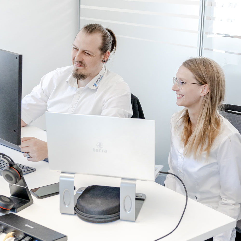 Jansen IT Mitarbeiter am Arbeitsplatz